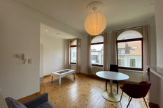 ANTWERPEN - 't Zuid - Tussen Zuidpark en Marnixplaats: Charmante studio/studentenkot in stijlvol herenhuis op toplocatie.

BESCHRIJVING:

Dit appartement/studentenkot is gelegen op de 3de verdieping van een prachtig herenhuis, vlak bij de gezellige Ma