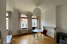 ANTWERPEN - 't Zuid - Tussen Zuidpark en Marnixplaats: Charmante studio/studentenkot in stijlvol herenhuis op toplocatie.

BESCHRIJVING:

Dit appartement/studentenkot is gelegen op de 3de verdieping van een prachtig herenhuis, vlak bij de gezellige Ma