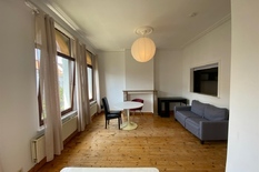 ANTWERPEN - 't Zuid - Tussen Zuidpark en Marnixplaats: Charmante studio/studentenkot in stijlvol herenhuis op toplocatie.

BESCHRIJVING:

Dit appartement/studentenkot is gelegen op de 3de verdieping van een prachtig herenhuis, vlak bij de gezellige Ma