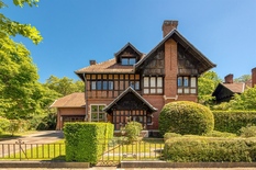 WILRIJK - Park Den Brandt: Uitzonderlijke cottagevilla met enorm potentieel op 1.720m² met 6 slaapkamers en 5 badkamers en binnenzwembad

Gelegen op de Della Faillelaan, in het hart van de exclusieve woonwijk, geniet deze woning van een absolute toploc