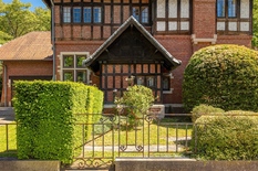 WILRIJK - Park Den Brandt: Uitzonderlijke cottagevilla met enorm potentieel op 1.720m² met 6 slaapkamers en 5 badkamers en binnenzwembad

Gelegen op de Della Faillelaan, in het hart van de exclusieve woonwijk, geniet deze woning van een absolute toploc