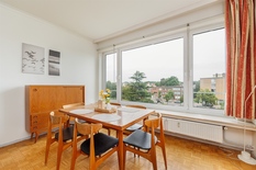 ANTWERPEN/WILRIJK - Bij Park Den Brandt: Aangenaam en lichtrijk appartement met 1 slaapkamer.
BESCHRIJVING:
Het appartement is gelegen op de 3° verdieping van een goed onderhouden gebouw met conciërge.
Inkomhal op marmeren tegels met dambordmot