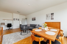 ANTWERPEN/WILRIJK - Bij Park Den Brandt: Aangenaam en lichtrijk appartement met 1 slaapkamer.
BESCHRIJVING:
Het appartement is gelegen op de 3° verdieping van een goed onderhouden gebouw met conciërge.
Inkomhal op marmeren tegels met dambordmot
