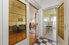 ANTWERPEN/WILRIJK - Bij Park Den Brandt: Aangenaam en lichtrijk appartement met 1 slaapkamer.
BESCHRIJVING:
Het appartement is gelegen op de 3° verdieping van een goed onderhouden gebouw met conciërge.
Inkomhal op marmeren tegels met dambordmot
