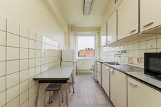 ANTWERPEN/WILRIJK - Bij Park Den Brandt: Aangenaam en lichtrijk appartement met 1 slaapkamer.
BESCHRIJVING:
Het appartement is gelegen op de 3° verdieping van een goed onderhouden gebouw met conciërge.
Inkomhal op marmeren tegels met dambordmot