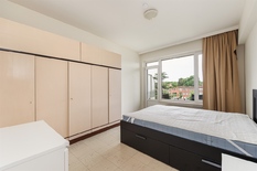 ANTWERPEN/WILRIJK - Bij Park Den Brandt: Aangenaam en lichtrijk appartement met 1 slaapkamer.
BESCHRIJVING:
Het appartement is gelegen op de 3° verdieping van een goed onderhouden gebouw met conciërge.
Inkomhal op marmeren tegels met dambordmot