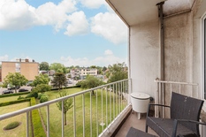 ANTWERPEN/WILRIJK - Bij Park Den Brandt: Aangenaam en lichtrijk appartement met 1 slaapkamer.
BESCHRIJVING:
Het appartement is gelegen op de 3° verdieping van een goed onderhouden gebouw met conciërge.
Inkomhal op marmeren tegels met dambordmot