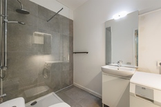 ANTWERPEN/WILRIJK - Bij Park Den Brandt: Aangenaam en lichtrijk appartement met 1 slaapkamer.
BESCHRIJVING:
Het appartement is gelegen op de 3° verdieping van een goed onderhouden gebouw met conciërge.
Inkomhal op marmeren tegels met dambordmot