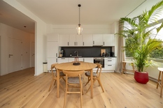 ANTWERPEN - Jan Van Rijswijcklaan: Volledig gerenoveerd, instapklaar en bemeubeld appartement met 2 slaapkamers

BESCHRIJVING:

Dit prachtig gerenoveerd en volledig bemeubeld appartement bevindt zich op de 1° verdieping van een verzorgd en goed onder