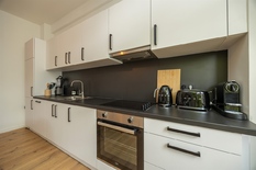 ANTWERPEN - Jan Van Rijswijcklaan: Volledig gerenoveerd, instapklaar en bemeubeld appartement met 2 slaapkamers

BESCHRIJVING:

Dit prachtig gerenoveerd en volledig bemeubeld appartement bevindt zich op de 1° verdieping van een verzorgd en goed onder