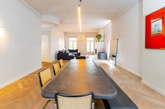 ANTWEPREN - Zuid : Stijlvol gerenoveerd appartement met 3 slaapkamers, 2 badkamers en royaal terras
BESCHRIJVING :
Op een gegeerde locatie op 't Zuid, bevindt zich dit uitzonderlijk ruime en stijlvolle appartement. Dit werd met veel zorg gerenoveerd.