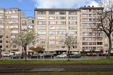 ANVERS - Avenue Jan Van Rijswijck : Appartement de 2 chambres entièrement rénové dans un immeuble de standing, bien situé + P
DESCRIPTION :
L'appartement est situé au 6e étage d'un immeuble bien entretenu.
Entrée (env. 13 m²), avec une nouv