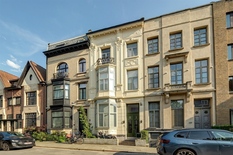 ANVERS - Arthur Goemaerelei : Magnifique maison de maître rénovée avec des finitions haut de gamme.
Cette maison de maître exceptionnelle a fait l'objet d'une rénovation complète en 2020.
Rez-de-chaussée : Hall d’entrée. Espace de vie et salle