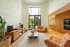 ANVERS - Arthur Goemaerelei : Magnifique maison de maître rénovée avec des finitions haut de gamme.
Cette maison de maître exceptionnelle a fait l'objet d'une rénovation complète en 2020.
Rez-de-chaussée : Hall d’entrée. Espace de vie et salle