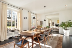 WILRIJK – Park Den Brandt: Impressive and refined villa on a 2.868m² south-facing plot, offering 6 bedrooms, indoor swimming pool with wellness and a double garage. EPC label B.

Ground floor:
Entrance hall with cloakroom and toilet. Bright living r