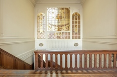 ANTWERPEN - Leien: Prachtig herenhuis met zicht op de Nationale Bank en op wandelafstand van de Botanic Sanctuary
BESCHRIJVING:
Dit statige herenhuis in Neoclassistische stijl biedt een unieke kans voor wie een pand met karakter nieuw leven wil inbla