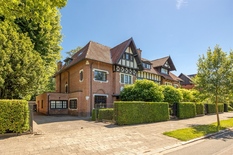 WILRIJK - Park Den Brandt: Uitzonderlijke koppelvilla in cottagestijl met 6 slaapkamers op 1.007m² met prachtig parkzicht.
Deze sublieme koppelvilla is gelegen langsheen de Della Faillelaan en werd gebouwd in 1922.
Recentelijk onderging de woning no