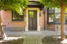 WILRIJK - Park Den Brandt: Uitzonderlijke koppelvilla in cottagestijl met 6 slaapkamers op 1.007m² met prachtig parkzicht.
Deze sublieme koppelvilla is gelegen langsheen de Della Faillelaan en werd gebouwd in 1922.
Recentelijk onderging de woning no