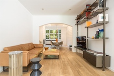 WILRIJK - Park Den Brandt: Uitzonderlijke koppelvilla in cottagestijl met 6 slaapkamers op 1.007m² met prachtig parkzicht.
Deze sublieme koppelvilla is gelegen langsheen de Della Faillelaan en werd gebouwd in 1922.
Recentelijk onderging de woning no