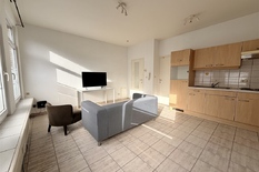 ANTWERPEN - 't Zuid - Goedehoopstraat 25: Leuk appartement naast de Schelde en Kloosterstraat.
BESCHRIJVING:
Leuk appartement op de 2° verdieping van een klein gebouw op een toplocatie te Antwerpen op enkele passen van de Schelde.
Leefruimte, op