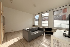 ANTWERPEN - 't Zuid - Goedehoopstraat 25: Leuk appartement naast de Schelde en Kloosterstraat.
BESCHRIJVING:
Leuk appartement op de 2° verdieping van een klein gebouw op een toplocatie te Antwerpen op enkele passen van de Schelde.
Leefruimte, op