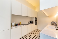 ANVERS - Zuid : Appartement rénové avec goût, comprenant 3 chambres, 2 salles de bains et une grande terrasse
DESCRIPTION :
Cet appartement est situé dans un quartier très prisé de 't Zuid. Il a été rénové avec beaucoup de soin.
Le hall d
