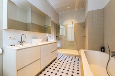 ANVERS - Zuid : Appartement rénové avec goût, comprenant 3 chambres, 2 salles de bains et une grande terrasse
DESCRIPTION :
Cet appartement est situé dans un quartier très prisé de 't Zuid. Il a été rénové avec beaucoup de soin.
Le hall d