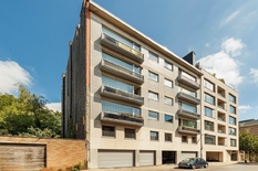 BERCHEM - Près du Albertpark : Bel appartement comprenant 3 chambres, 2 salles de bains, 2 terrasses et une grande place de parking.
DESCRIPTION :
Cet agréable appartement est situé au 3e étage d'un immeuble bien entretenu.
Hall d'entrée spaci