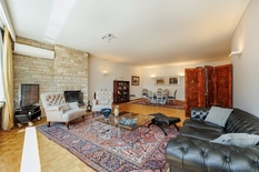 BERCHEM - Près du Albertpark : Bel appartement comprenant 3 chambres, 2 salles de bains, 2 terrasses et une grande place de parking.
DESCRIPTION :
Cet agréable appartement est situé au 3e étage d'un immeuble bien entretenu.
Hall d'entrée spaci