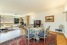 BERCHEM - Près du Albertpark : Bel appartement comprenant 3 chambres, 2 salles de bains, 2 terrasses et une grande place de parking.
DESCRIPTION :
Cet agréable appartement est situé au 3e étage d'un immeuble bien entretenu.
Hall d'entrée spaci