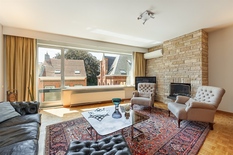 BERCHEM - Près du Albertpark : Bel appartement comprenant 3 chambres, 2 salles de bains, 2 terrasses et une grande place de parking.
DESCRIPTION :
Cet agréable appartement est situé au 3e étage d'un immeuble bien entretenu.
Hall d'entrée spaci