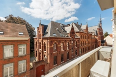 BERCHEM - Près du Albertpark : Bel appartement comprenant 3 chambres, 2 salles de bains, 2 terrasses et une grande place de parking.
DESCRIPTION :
Cet agréable appartement est situé au 3e étage d'un immeuble bien entretenu.
Hall d'entrée spaci