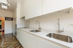 BERCHEM - Près du Albertpark : Bel appartement comprenant 3 chambres, 2 salles de bains, 2 terrasses et une grande place de parking.
DESCRIPTION :
Cet agréable appartement est situé au 3e étage d'un immeuble bien entretenu.
Hall d'entrée spaci