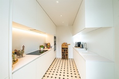 ANTWEPREN - Zuid : Stijlvol gerenoveerd appartement met 3 slaapkamers, 2 badkamers en royaal terras
BESCHRIJVING :
Op een gegeerde locatie op 't Zuid, bevindt zich dit uitzonderlijk ruime en stijlvolle appartement. Dit werd met veel zorg gerenoveerd,