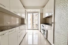 ANVERS - Avenue Jan Van Rijswijck : Appartement de 2 chambres entièrement rénové dans un immeuble de standing, bien situé + P
DESCRIPTION :
L'appartement est situé au 6e étage d'un immeuble bien entretenu.
Entrée (env. 13 m²), avec une nouv