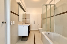 ANVERS - Avenue Jan Van Rijswijck : Appartement de 2 chambres entièrement rénové dans un immeuble de standing, bien situé + P
DESCRIPTION :
L'appartement est situé au 6e étage d'un immeuble bien entretenu.
Entrée (env. 13 m²), avec une nouv