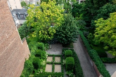 BERCHEM - Albertpark: Prachtig duplexappartement (ca 182m²) in herenwoning met 3 slaapkamers, bureau en zeer groot terras.  Autostaanplaats mogelijk.

BESCHRIJVING:
Duplexappartement omvattende de 3° en 4° verdieping van een prachtige herenwoning.
