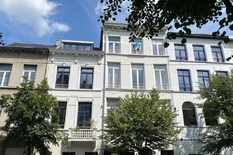 ANTWERPEN - 't Zuid: Instapklaar en ruim, gemeubeld duplex-appartement met 2 slaapkamers op topligging. EPC-label B.
BESCHRIJVING:
Gelegen op het Zuid, nabij gezellige horeca-zaken, op wandelafstand van het Zuidpark, de Schelde en het KMSKA en naast