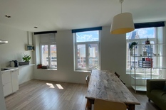 ANTWERPEN - 't Zuid: Instapklaar en ruim, gemeubeld duplex-appartement met 2 slaapkamers op topligging. EPC-label B.
BESCHRIJVING:
Gelegen op het Zuid, nabij gezellige horeca-zaken, op wandelafstand van het Zuidpark, de Schelde en het KMSKA en naast