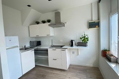 ANTWERPEN - 't Zuid: Instapklaar en ruim, gemeubeld duplex-appartement met 2 slaapkamers op topligging. EPC-label B.
BESCHRIJVING:
Gelegen op het Zuid, nabij gezellige horeca-zaken, op wandelafstand van het Zuidpark, de Schelde en het KMSKA en naast