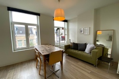 ANTWERPEN - 't Zuid: Instapklaar en ruim, gemeubeld duplex-appartement met 2 slaapkamers op topligging. EPC-label B.
BESCHRIJVING:
Gelegen op het Zuid, nabij gezellige horeca-zaken, op wandelafstand van het Zuidpark, de Schelde en het KMSKA en naast
