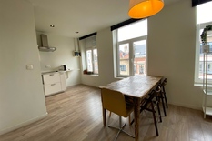 ANTWERPEN - 't Zuid: Instapklaar en ruim, gemeubeld duplex-appartement met 2 slaapkamers op topligging. EPC-label B.
BESCHRIJVING:
Gelegen op het Zuid, nabij gezellige horeca-zaken, op wandelafstand van het Zuidpark, de Schelde en het KMSKA en naast