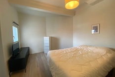 ANTWERPEN - 't Zuid: Instapklaar en ruim, gemeubeld duplex-appartement met 2 slaapkamers op topligging. EPC-label B.
BESCHRIJVING:
Gelegen op het Zuid, nabij gezellige horeca-zaken, op wandelafstand van het Zuidpark, de Schelde en het KMSKA en naast