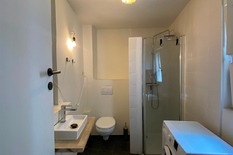 ANTWERPEN - 't Zuid: Instapklaar en ruim, gemeubeld duplex-appartement met 2 slaapkamers op topligging. EPC-label B.
BESCHRIJVING:
Gelegen op het Zuid, nabij gezellige horeca-zaken, op wandelafstand van het Zuidpark, de Schelde en het KMSKA en naast