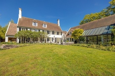 WILRIJK – Park Den Brandt: Indrukwekkende, verfijnde villa op een zuidgericht perceel van 2.868m², met 6 slaapkamers, indoor zwembad met wellness en dubbele garage. EPC-label B.
Gelijkvloers:
Ruime inkomhal met vestiaire en toilet. Lichtrijke leefr