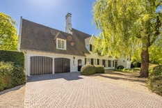 WILRIJK – Park Den Brandt: Indrukwekkende, verfijnde villa op een zuidgericht perceel van 2.868m², met 6 slaapkamers, indoor zwembad met wellness en dubbele garage. EPC-label B.
Gelijkvloers:
Ruime inkomhal met vestiaire en toilet. Lichtrijke leefr