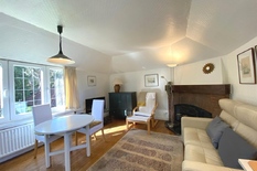 WILRIJK - Park Den Brandt: GEMEUBELDE studio met 1 slaapkamer in het bijgebouw van een villa.
BESCHRIJVING:
Deze gemeubelde studio is gelegen in het bijgebouw van een villa, op een toplocatie aan Park Den Brandt.
Het bestaat uit een gezellige livin