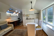 WILRIJK - Park Den Brandt: GEMEUBELDE studio met 1 slaapkamer in het bijgebouw van een villa.
BESCHRIJVING:
Deze gemeubelde studio is gelegen in het bijgebouw van een villa, op een toplocatie aan Park Den Brandt.
Het bestaat uit een gezellige livin