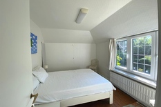 WILRIJK - Park Den Brandt: GEMEUBELDE studio met 1 slaapkamer in het bijgebouw van een villa.
BESCHRIJVING:
Deze gemeubelde studio is gelegen in het bijgebouw van een villa, op een toplocatie aan Park Den Brandt.
Het bestaat uit een gezellige livin