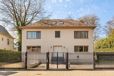WILRIJK - Park Den Brandt: Moderne villa met 5 slaapkamers op 1017m² met ZW tuin en op een gegeerde en rustige locatie. EPC-label A.
Deze villa (°2008) bevindt zich op een mooi en perfect geörienteerd perceel, waar men volop kan genieten van rust, p